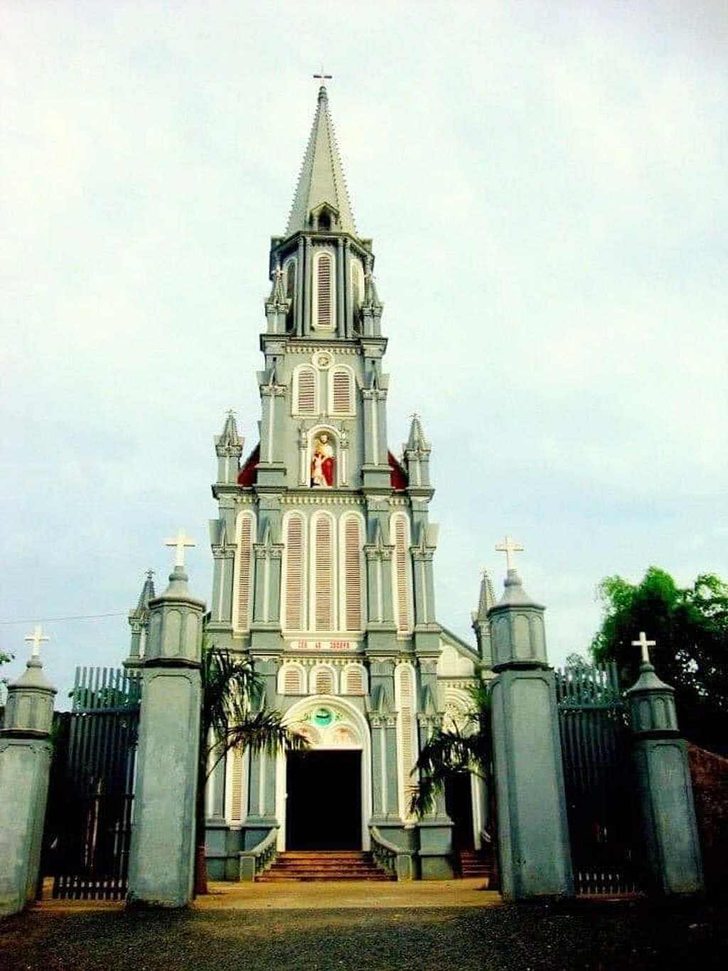Nhà thờ Tân Thành trước và sau khi sơn lại, trở nên hiện đại, thu hút hơn xưa (Ảnh: Giáo xứ Nghĩa Thành)