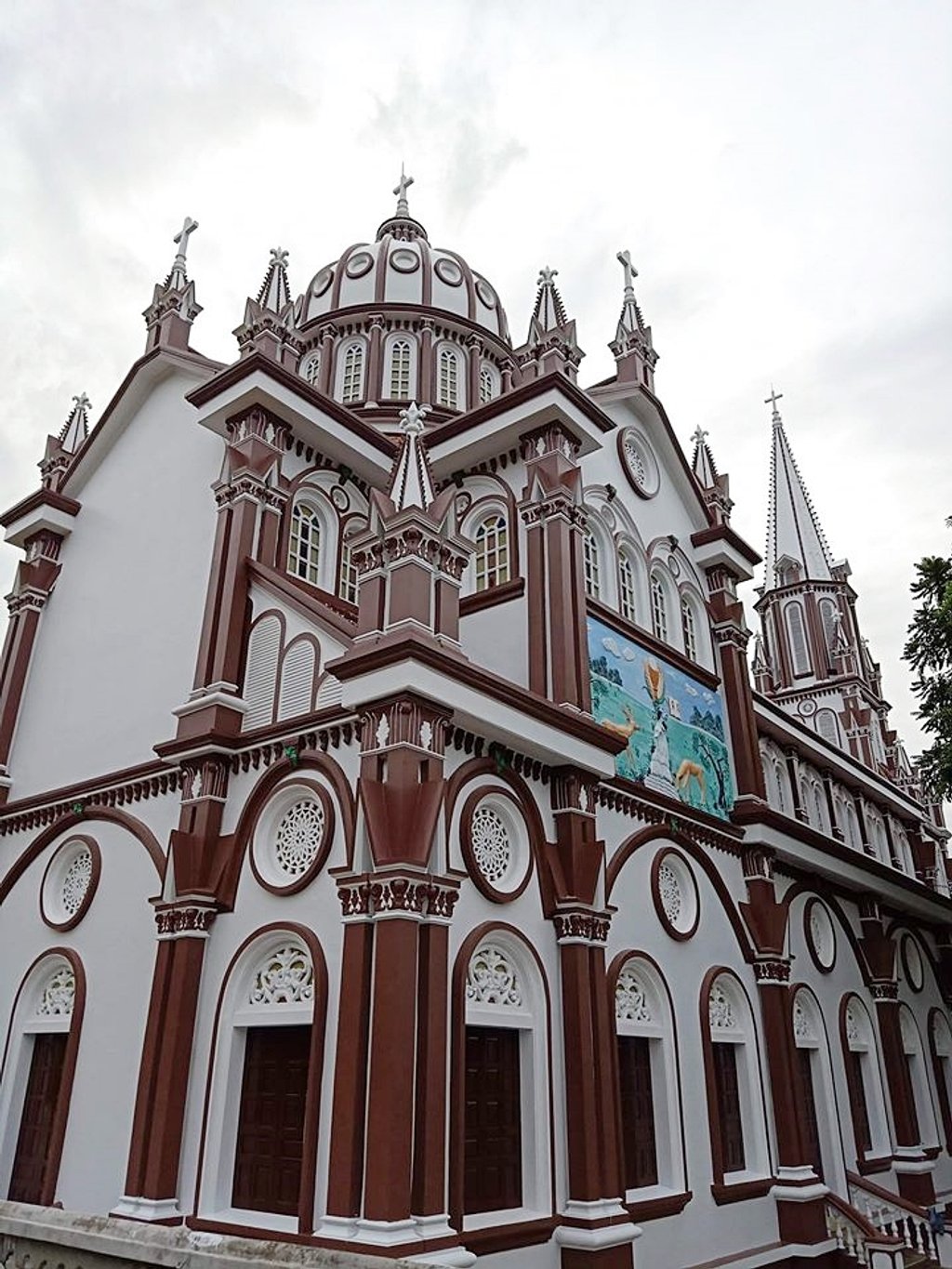 Nhà thờ Tân Thành trước và sau khi sơn lại, trở nên hiện đại, thu hút hơn xưa (Ảnh: Giáo xứ Nghĩa Thành)