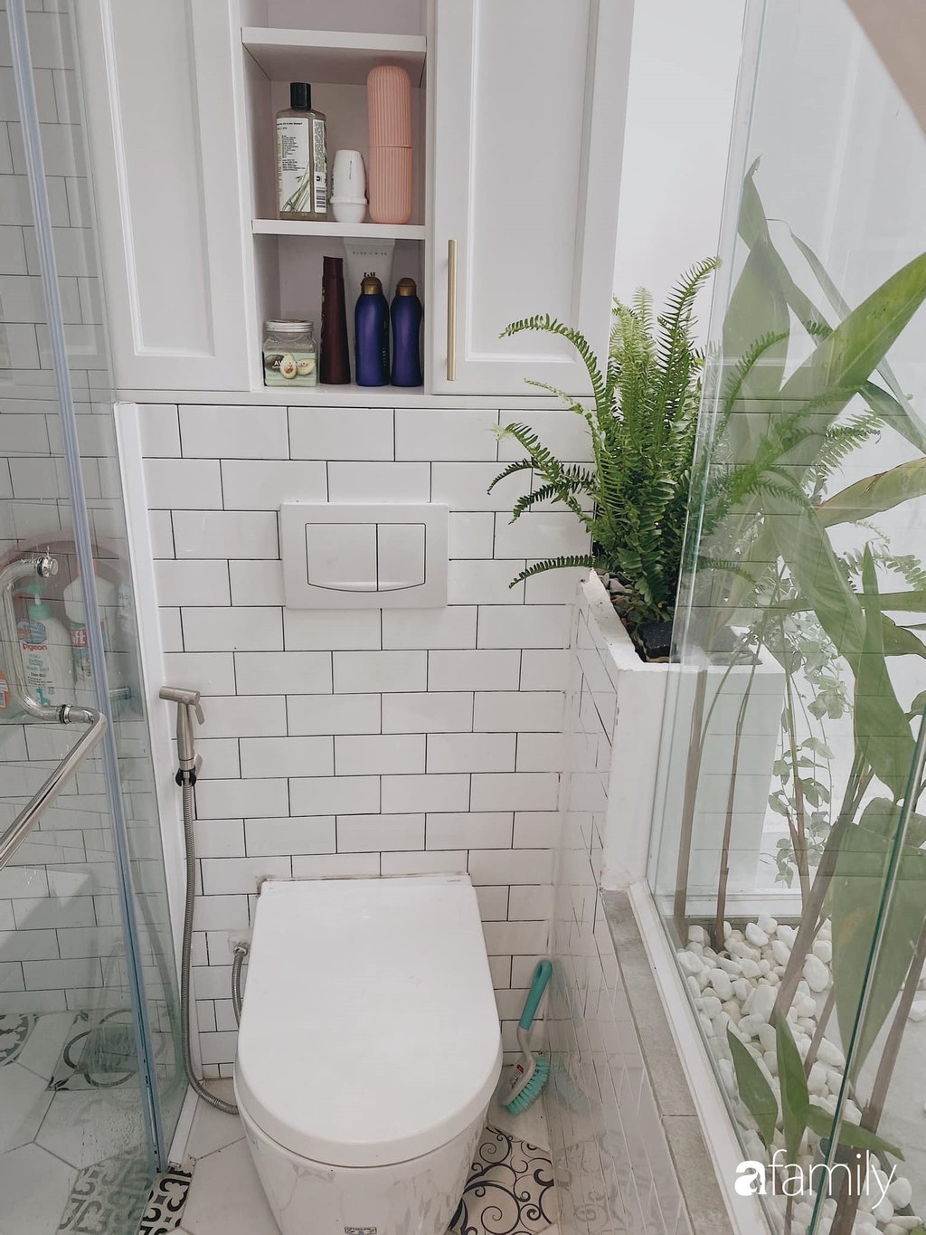 Khu vực phòng tắm đẹp ấn tượng với cách decor như một resort thu nhỏ.