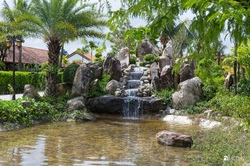 Xung quanh ngôi nhà còn có hồ sen và thác nước tạo nên những giây phút được tận hưởng cuộc sống yên vui, thanh bình.