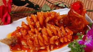 Nhà hàng nổi tiếng Trung Quốc chia sẻ công thức 200 năm tuổi cho món cá chiên giòn chua ngọt - món ăn đầu bảng trong tứ đại trường phái ẩm thực Trung Hoa