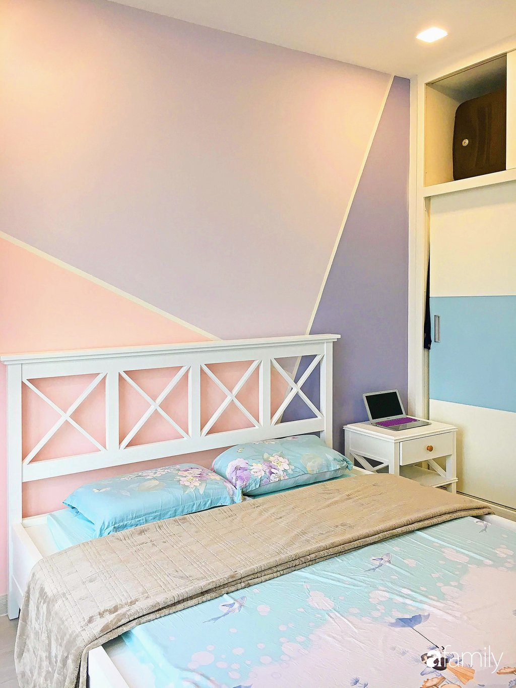 Căn phòng được lựa chọn sắc màu mềm mại, ấm cúng, trẻ trung.