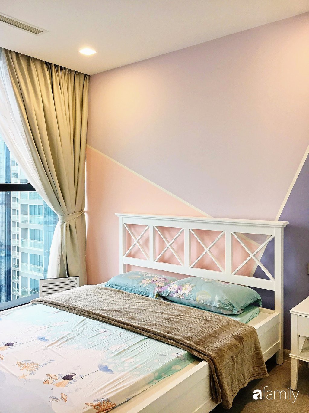Căn phòng được lựa chọn sắc màu mềm mại, ấm cúng, trẻ trung.