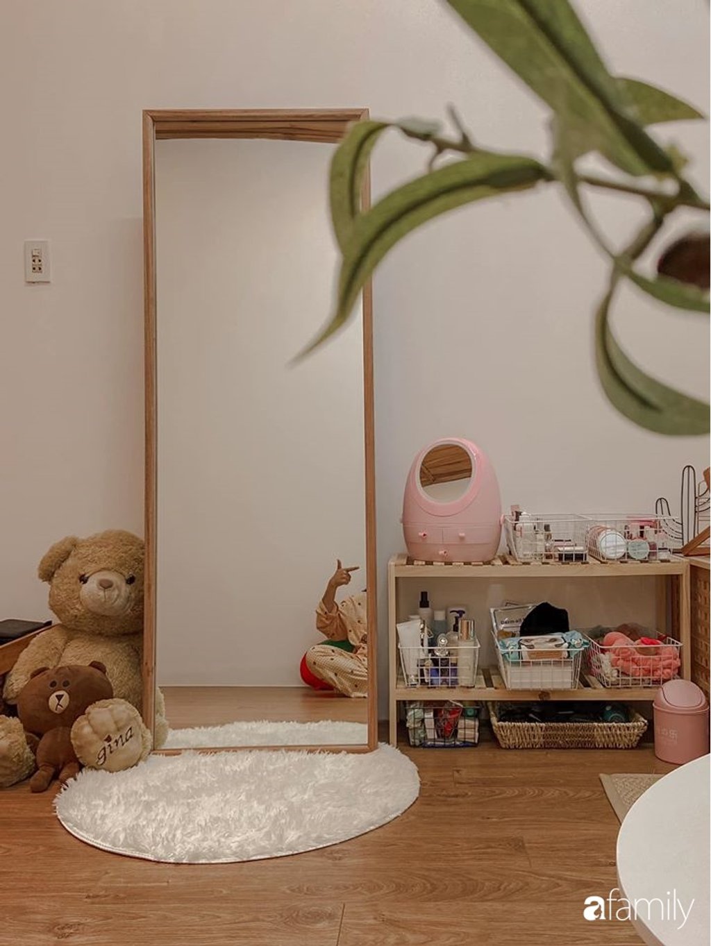 Quan sát phòng ngủ này, nhiều người có thể nhận thấy không gian mang phong cách tối giản của Nhật và kết hợp thêm cảm giác mộng mơ của Hàn.