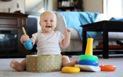 Trẻ 8 tháng tuổi: Sự phát triển và chế độ dinh dưỡng