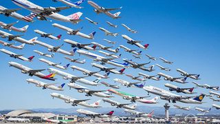 Ngoạn mục hàng trăm máy bay cất cánh cùng lúc như thể "tắc đường hàng không" cùng loạt khoảnh khắc ở sân bay khiến ai cũng há hốc