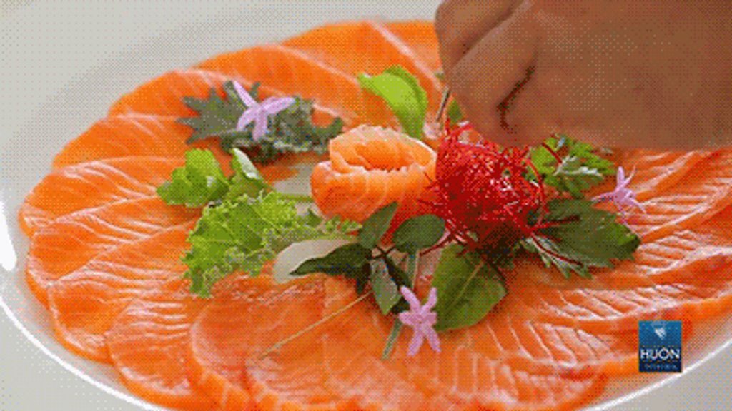 Nói đến cá chắc hẳn nhiều người sẽ nghĩ ngay đến món sashimi cá hồi ngon tuyệt.