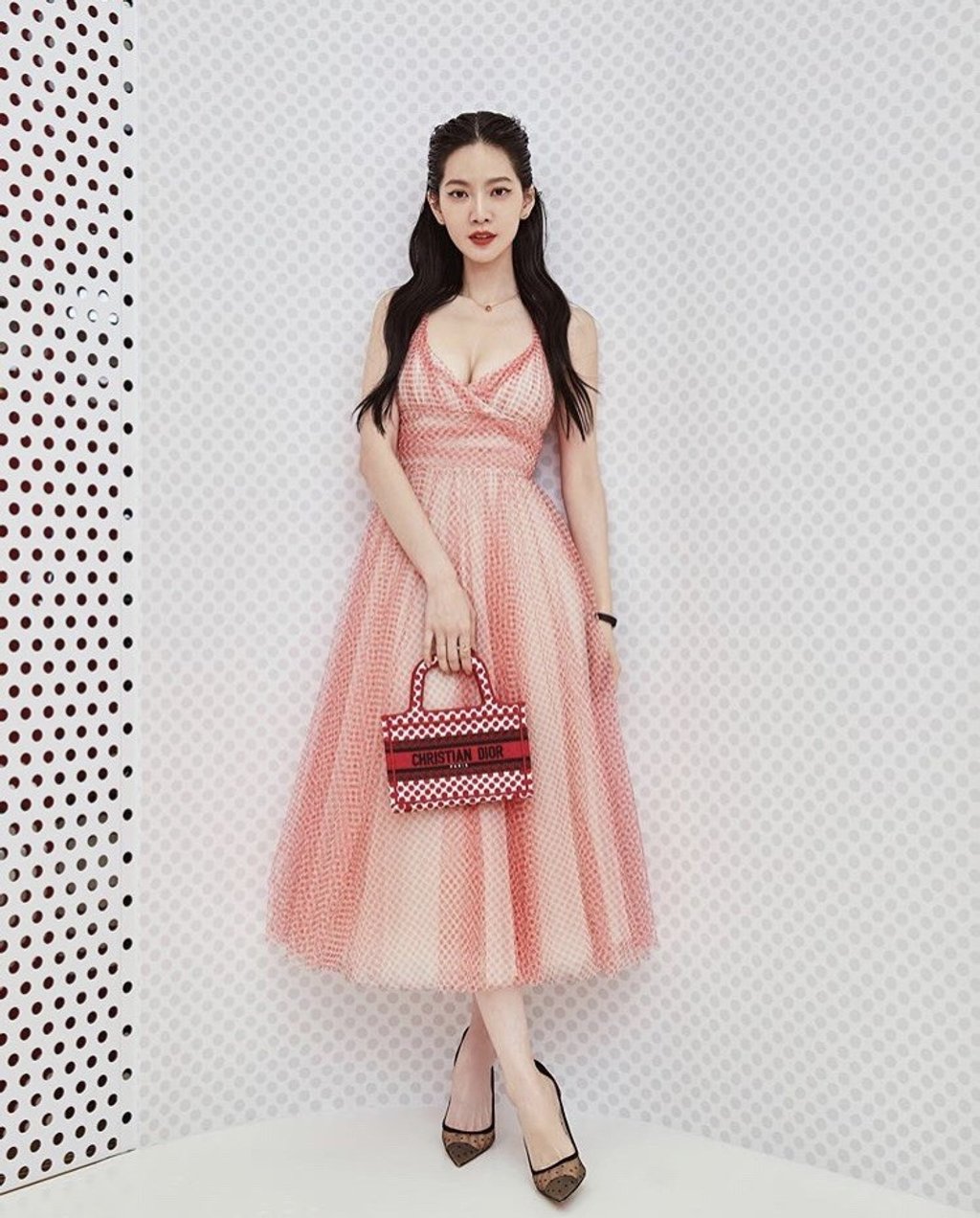 Tăng Chi Kiều khoe sắc vóc gợi cảm khi diện bộ đầm trong BST mới nhất của Dior. Sở hữu chiều cao chuẩn (1m69) và vóc dáng cân đối, đặc biệt là vòng 1 sexy nóng bỏng, nữ diễn viên xứ Đài lấn át cả Angela Baby khi đụng hàng thiết kế này.