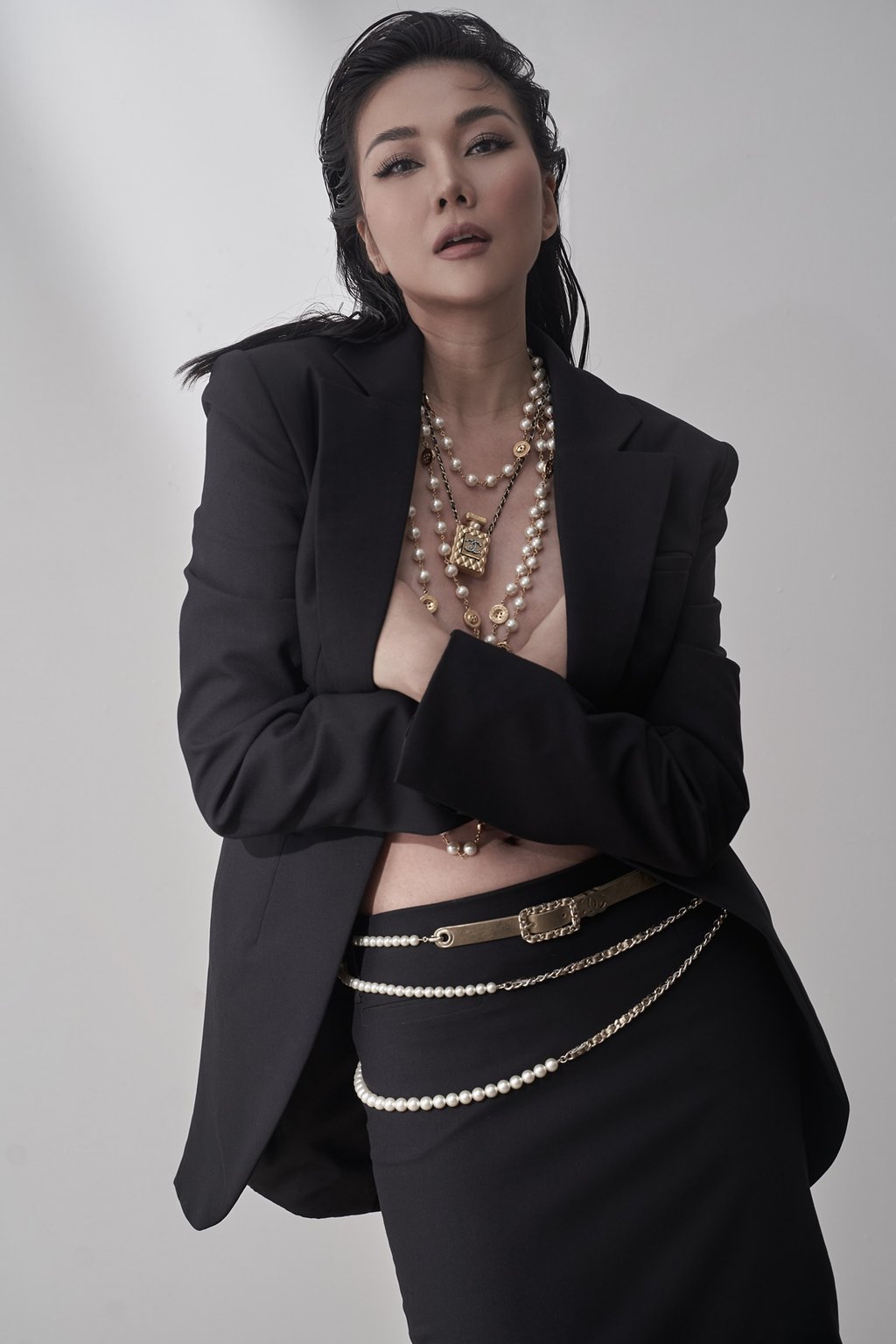 Việc kết hợp với những phụ kiện như trang sức Chanel, đồng hồ hàng hiệu 200 triệu đắt tiền càng tôn lên vẻ đẹp quý phái đẳng cấp của siêu mẫu Thanh Hằng.
