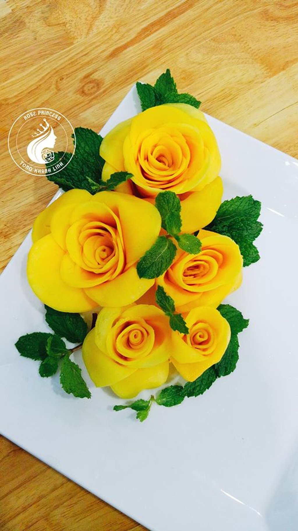 Không những biết tỉa hoa từ rau củ mà chị Khánh Linh còn biết làm cánh hoa từ hoa quả rất đẹp.