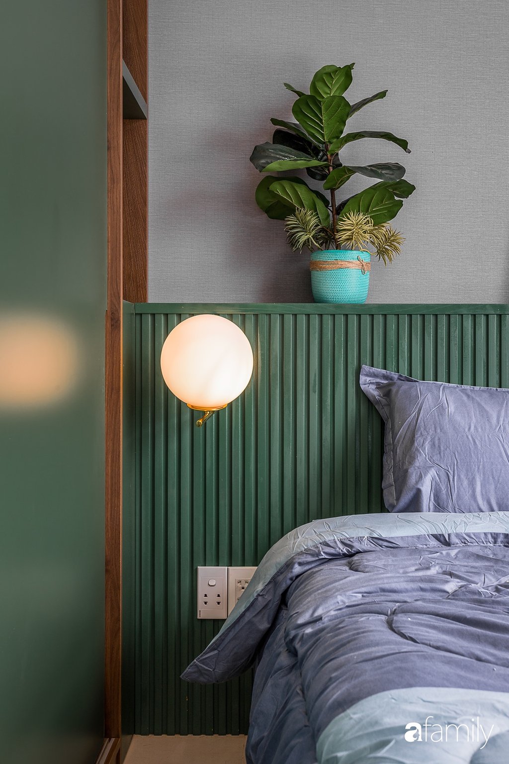 Khu vực đầu giường của hai phòng ngủ đều được KTS khéo léo tạo điểm nhấn từ màu xanh lá sơn những thanh gỗ.