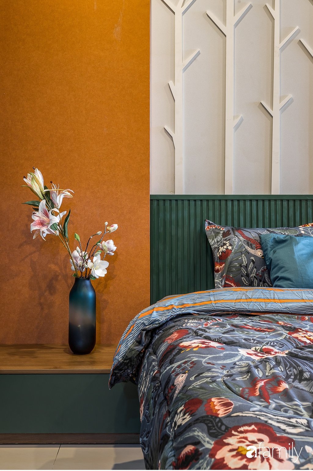 Khu vực đầu giường của hai phòng ngủ đều được KTS khéo léo tạo điểm nhấn từ màu xanh lá sơn những thanh gỗ.