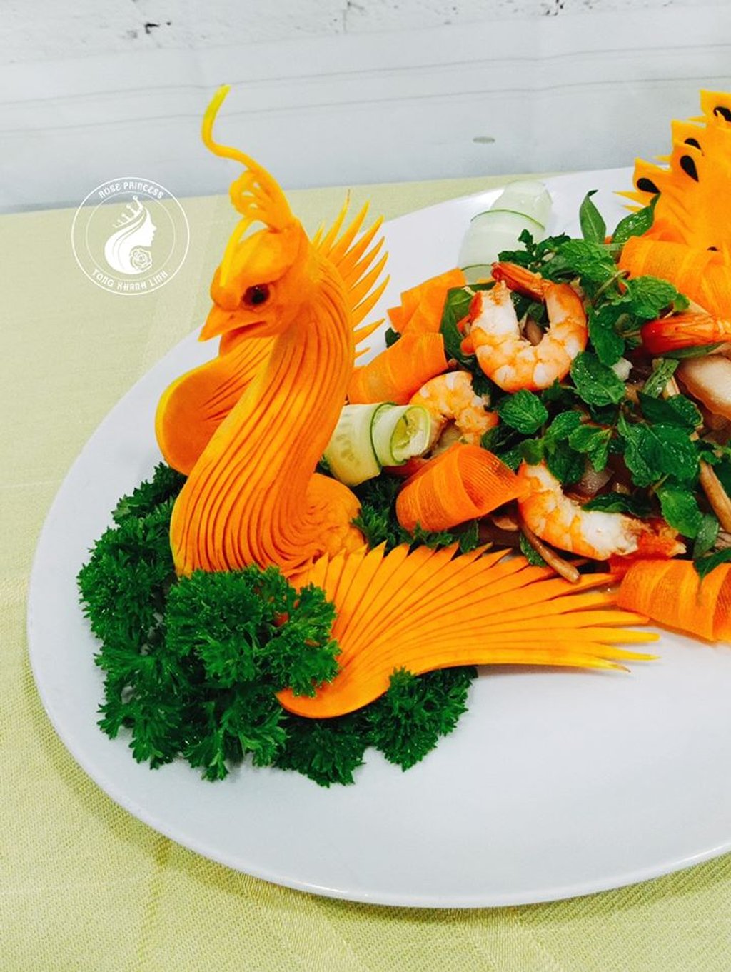 Món gỏi tôm kiểu Thái được chị Khánh Linh trình bày theo hình chim phụng.