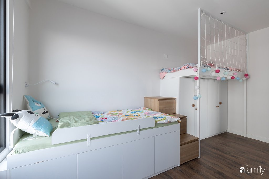 Giải pháp thiết kế thông minh giúp diện tích sử dụng cho giường tủ không quá nhiều, dành phần diện tích sàn cho các bé thoải mái vui chơi.