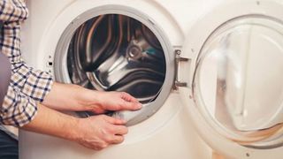 Hướng dẫn cách vệ sinh bộ lọc cặn trong máy giặt tránh tắt nghẽn nước