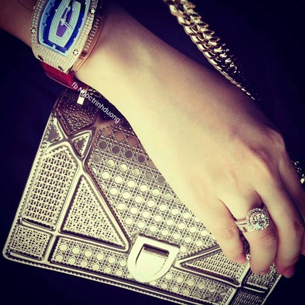 Chiếc đồng hồ Richard Mille bản giới hạn được Ngọc Trinh kết hợp cùng túi Dior, Chanel... nhẫn kim cương to bản, trang sức Cartier tạo nên tổng thể xa xỉ, sang trọng và hoàn hảo nhất có thể.