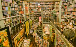 Ở con ngõ nhỏ trong phố Đinh Lễ có một tiệm sách cổ siêu đồ sộ và cực kỳ yên tĩnh, là thiên đường cho ngày nghỉ 2/9 nếu chẳng muốn rời Hà Nội