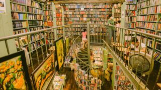 Ở con ngõ nhỏ trong phố Đinh Lễ có một tiệm sách cổ siêu đồ sộ và cực kỳ yên tĩnh, là thiên đường cho ngày nghỉ 2/9 nếu chẳng muốn rời Hà Nội