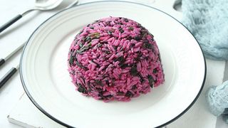Tháng Vu Lan ăn chay, tôi làm món cơm chiên màu tím mang đi làm ăn trưa mà các chị trong công ty ai cũng làm theo!