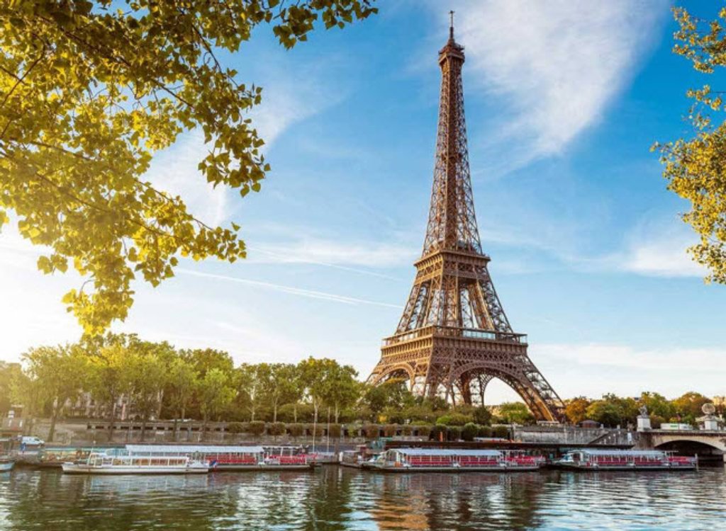 Tháp Eiffel (Thanh Hóa) và tháp Eiffel (Paris)