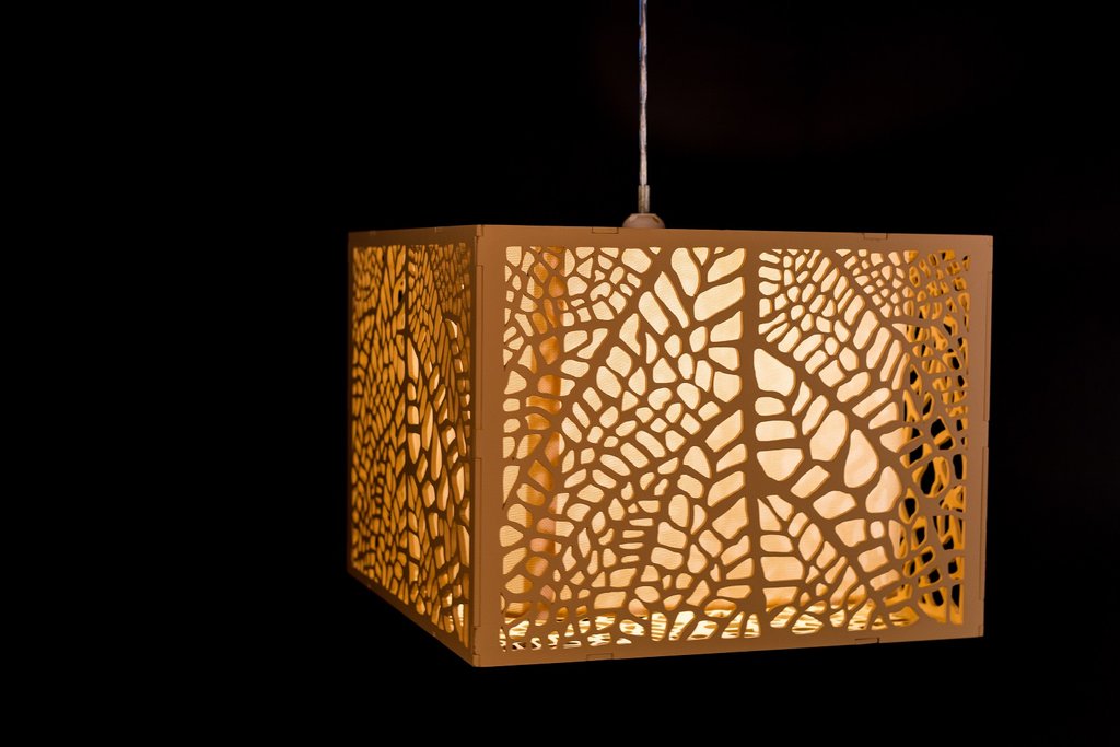 Đèn gỗ có giá trung bình từ 225 –  500 nghìn đồng/chiếc. Bạn có thể tham khảo 1 số địa chỉ bán đèn gỗ đẹp như Denmaytre, Thế Giới Đèn Gỗ, Đèn gỗ trang trí Woodlight… (Ảnh: Đèn 379, Woodlight)