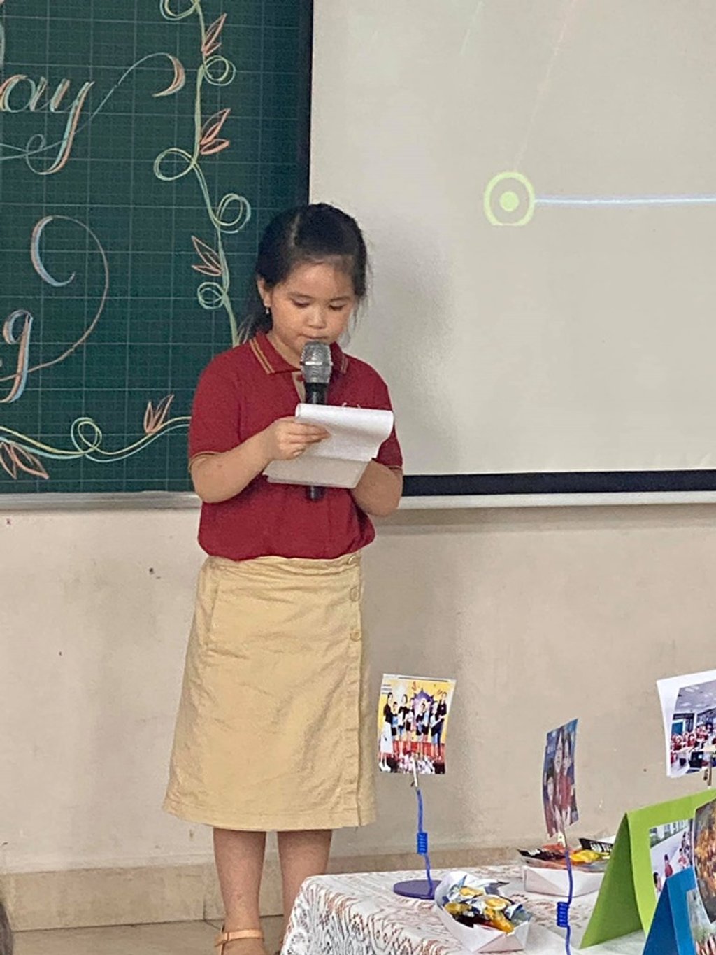 Công chúa nhỏ của ca sĩ Đinh Hiền Anh cũng diện đồng phục ra dáng như các anh chị lớn. Bé con buộc tóc gọn gàng siêu xinh, cô bé còn có bài phát biểu ở trường nên chuẩn bị rất cẩn thận từng chút một.