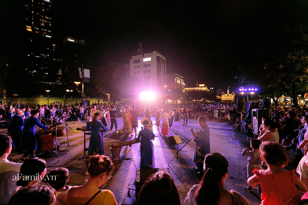 Hoạt động trình diễn nghệ thuật đường phố được tổ chức vào đầu tháng 7 vừa rồi với nhiều tiết mục ca hát, nhảy hiện đại và nhạc dân tộc,... để phục vụ cho mọi người thuộc mọi lứa tuổi khác nhau.