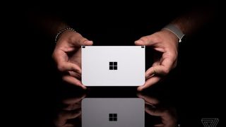 Đánh giá Microsoft Surface Duo: nhân đôi màn hình, gấp đôi rắc rối