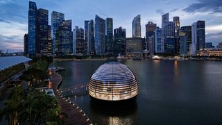 Tham quan Apple Store hình cầu nổi trên mặt nước vừa mới được khai trương tại Singapore