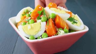 Muốn giảm cân hiệu quả, bữa tối cứ làm một trong hai món salad này mà ăn thay cơm các mẹ nhé!