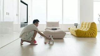 Căn hộ 200m² của chàng trai độc thân yêu công nghệ và sự sạch sẽ, sở hữu cả chó điện tử và một loạt các máy móc ấn tượng khác
