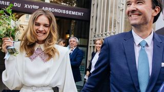 Siêu mẫu Nga và con trai chủ tịch LVMH kết hôn giản dị, ngắm váy cưới đơn giản của cô dâu lại càng bất ngờ