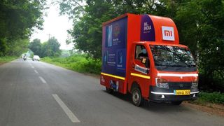 Xiaomi rong ruổi xe tải bán smartphone dạo ở Ấn Độ