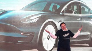 Tesla lên kế hoạch sản giảm giá xe điện xuống còn 600 triệu đồng