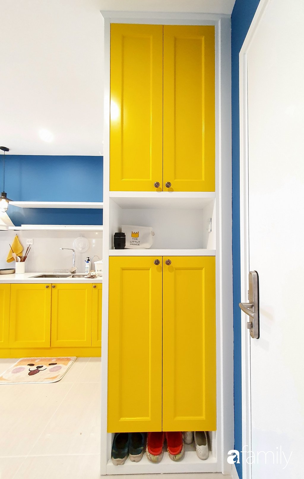 Khoảng tường đối diện với sofa được sơn màu vàng kết nối với bức tường phòng ăn và bếp nấu. Sự liên kết màu sắc tạo nên sự hài hòa về tổng thể cũng như tạo cảm giác ưa nhìn cho từng không gian nhỏ.