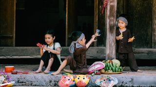 Có một nơi rồi giữa Hà Nội giúp các em nhỏ và gia đình tái hiện đêm Trung thu đậm chất truyền thống, tự phá cỗ, làm đèn, “nếm” những dư vị đã lâu người thành thị không còn nhớ