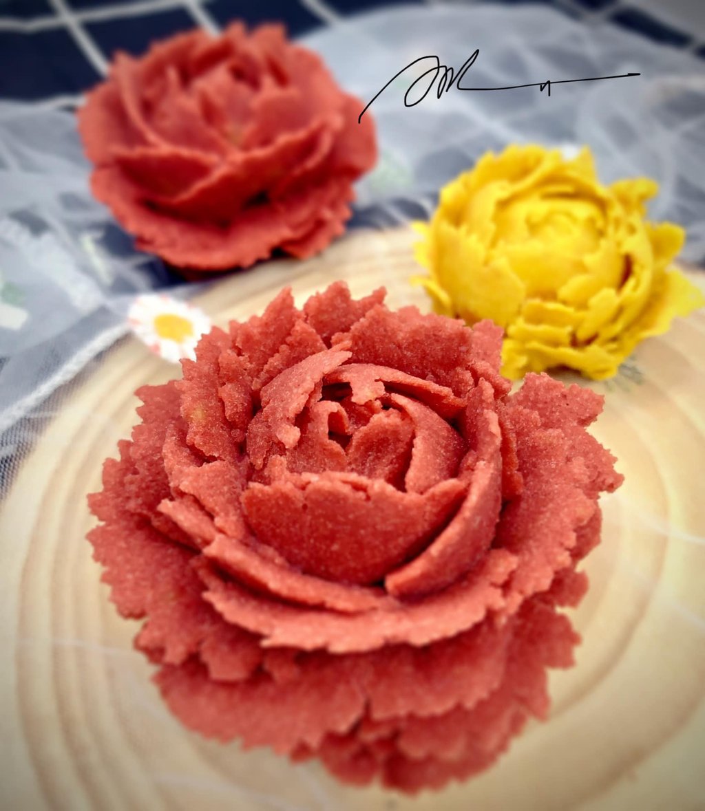 Một phiên bản bánh Trung thu hình một bông hoa hồng đẹp lung linh. Ảnh: Quynh Pham.