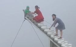 Dân mạng phẫn nộ trước clip người thân để em bé ngồi một mình nguy hiểm trên đỉnh cao nhất nấc thang lên thiên đường ở Sa Pa, bên dưới là vực thẳm mờ sương đáng sợ vô cùng