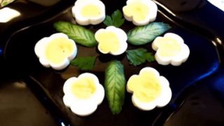 Biến trứng luộc "tầm thường" thành hình hoa siêu cute mà không cần khuôn chỉ với mẹo nhỏ ai cũng làm được