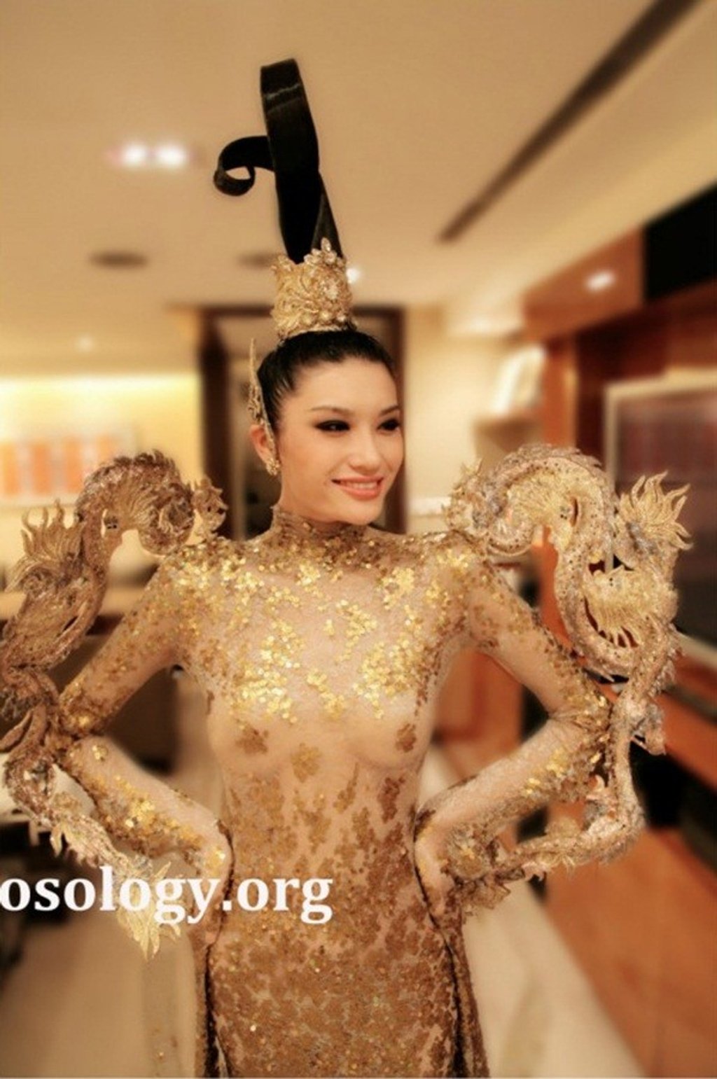 Bộ trang phục khiến Hoa hậu Trung Quốc bị chính cư dân mạng trong nước tẩy chay, cho rằng 