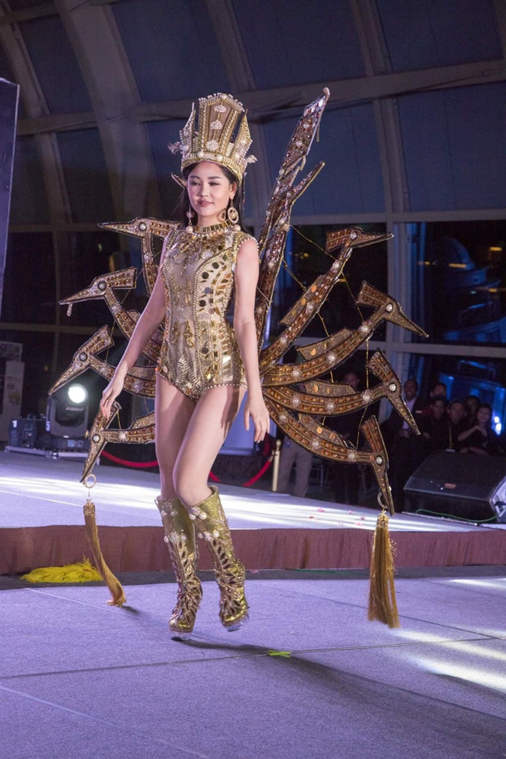 Lê Âu Ngân Anh chính là đại diện Việt Nam tại cuộc thi Hoa hậu Liên lục địa này, cô mang bộ cánh 