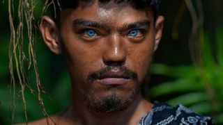 Sự thật đằng sau những đôi mắt xanh tuyệt đẹp phát sáng trong đêm tối của người dân bộ tộc "mắt biếc" kỳ lạ