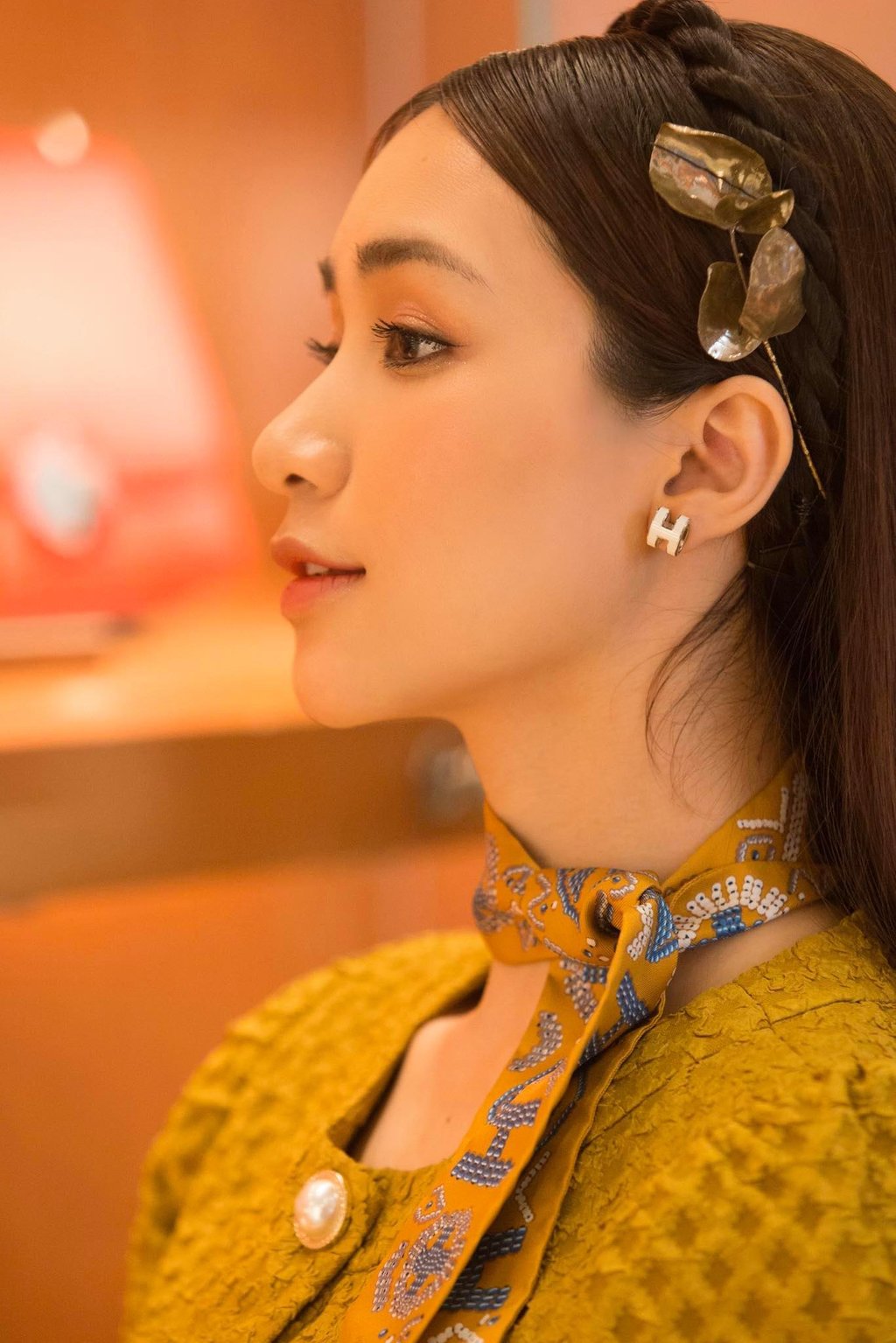 Hòa Minzy xinh xắn ngọt ngào với mái tóc để xõa tự nhiên thêm băng đô tóc tết điệu đà chưa kể kẹp tóc xinh xắn càng tô điểm nhan sắc của cô.