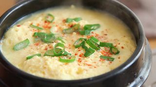 Món trứng hấp bồng bềnh như mây bước ra từ phim Hàn Quốc: Chỉ mất 10 phút thao tác, bạn sẽ có ngay món ăn sưởi ấm tâm hồn trước khi đi ngủ!