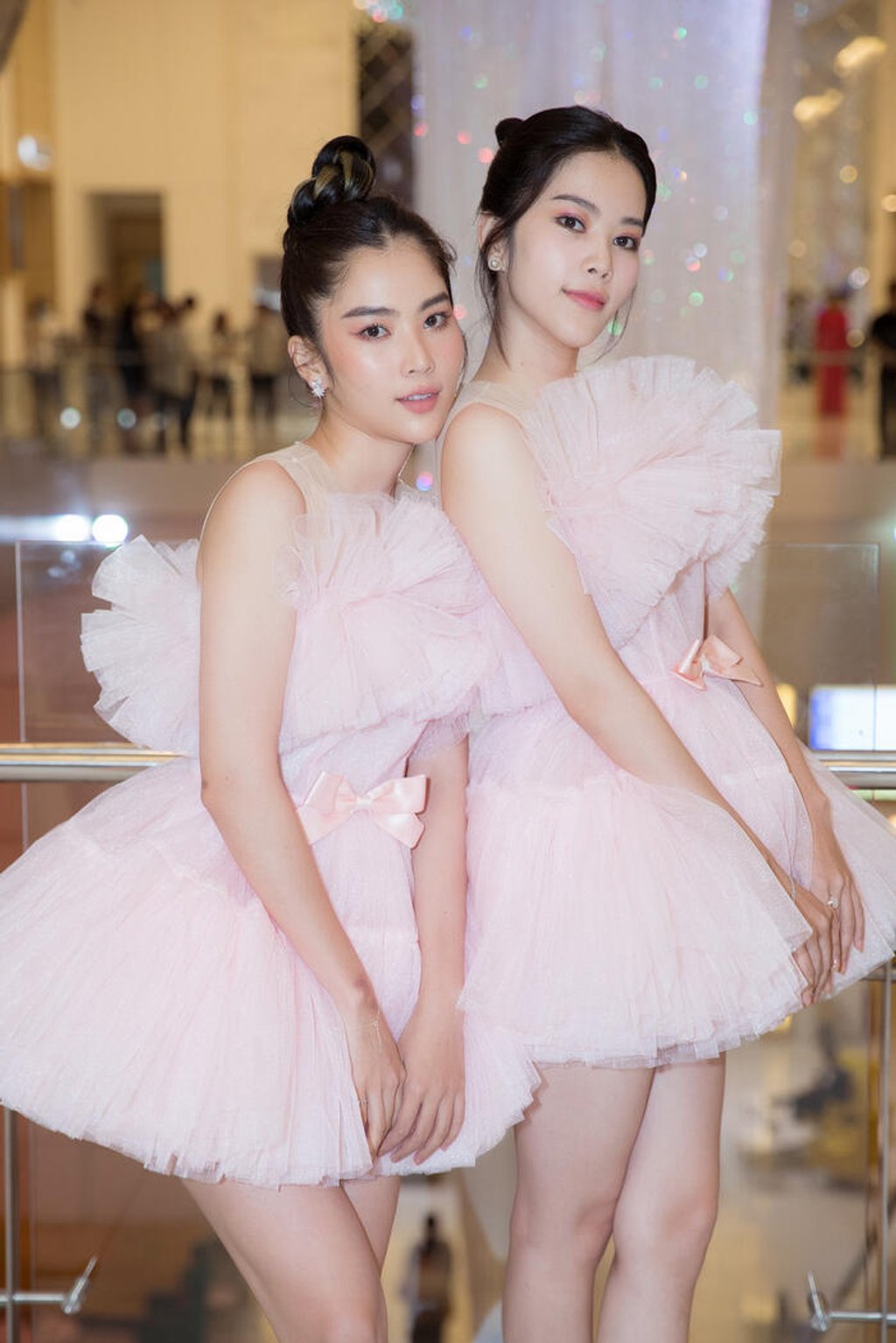 Cặp chị em song sinh Nam Anh - Nam Em xinh như những nàng thiên nga trắng hồng khoe sắc yêu kiều, xinh đẹp tại thảm đỏ thời trang.