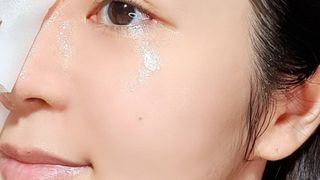 Để da không bị sần mốc khi makeup mùa lạnh, chị em nên học 5 chiêu của gái Hàn