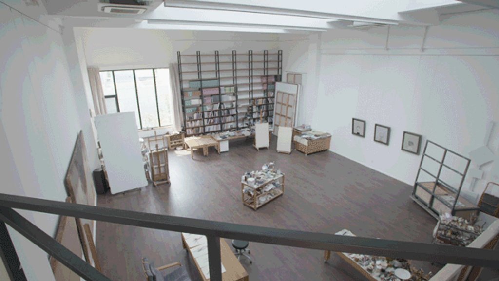 Chị Liu xây trần cao 7 mét và có giếng trời, nhiều cửa sổ giúp mỗi không gian đều có thể trở thành phòng trưng bày tranh của bố mẹ.