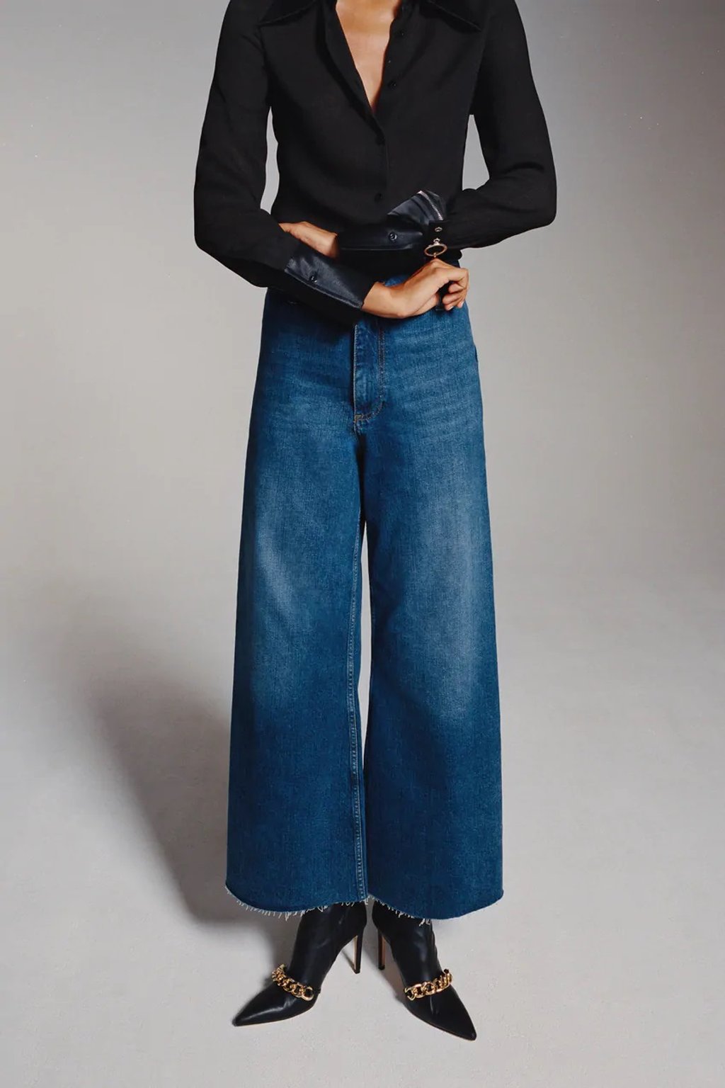 Áo cardigan lông dáng ngắn giá 899.000 VNĐ, quần jeans cạp cao ống loe giá 1.299.000 VNĐ