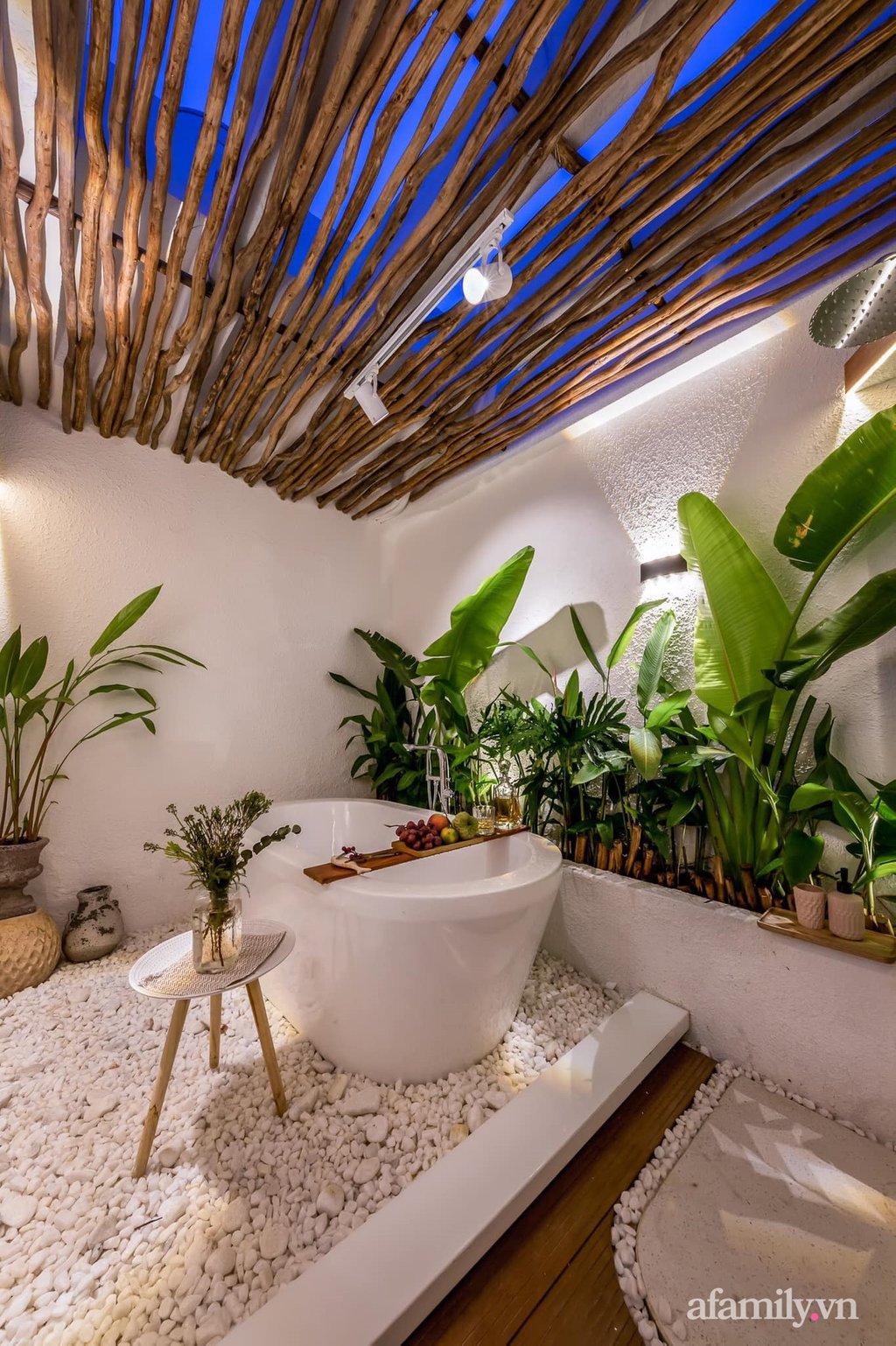 Sắc màu tươi tắn của những chất liệu gần gũi với thiên nhiên giúp phòng tắm đẹp như resort giữa lòng thành phố ầm uất bậc nhất Việt Nam.