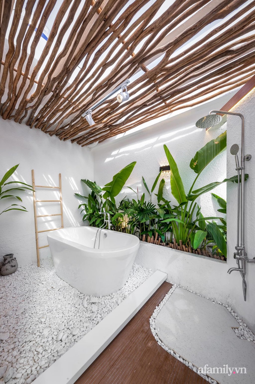Sắc màu tươi tắn của những chất liệu gần gũi với thiên nhiên giúp phòng tắm đẹp như resort giữa lòng thành phố ầm uất bậc nhất Việt Nam.